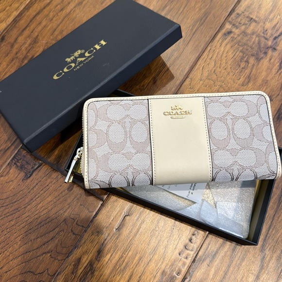Coach Handbags - Coach wallet